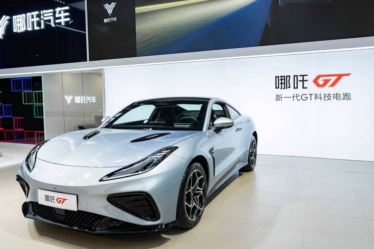 东莞316哪吒汽车在智能汽车领域的表现，领途汽车在新能源汽车市场中的影响力